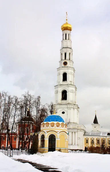 A Nicholas Ugreshsky Mon harangtorony és Szent Miklós kápolnája — Stock Fotó
