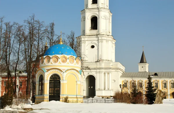 Glockenturm und St. Nikolaus-Kapelle der Nikolaus ugreshsky mon — Stockfoto