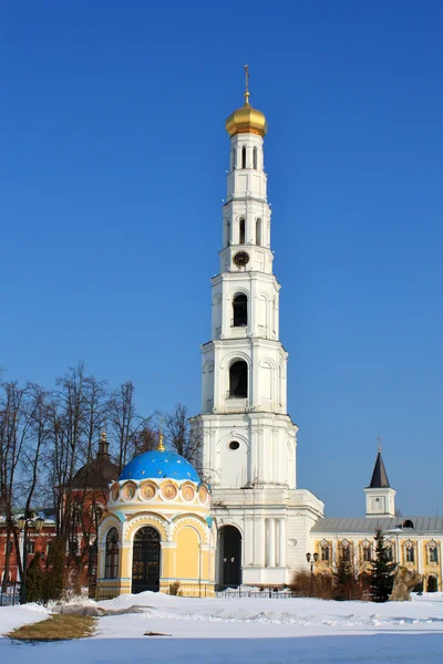 Bell tower en st. nicholas kapel van de nicholas ugreshsky mon — Stockfoto