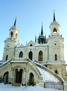 Rus Gotik tarzda inşa edilmiş beyaz taş Kilisesi