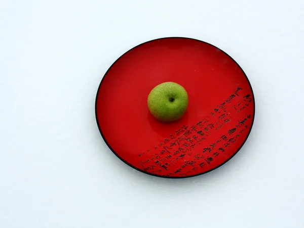 Pomme sur une assiette — Photo