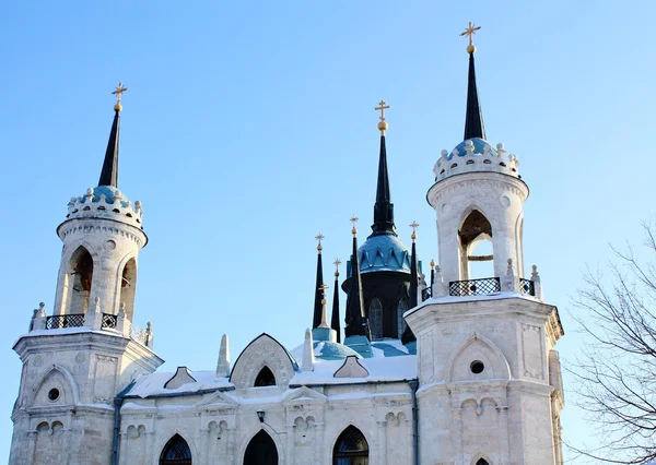 Biały kamień kościół zbudowany w stylu gotyckim rosyjski — Zdjęcie stockowe