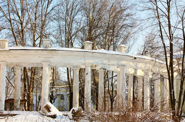 La columnata de la vieja mansión — Foto de Stock
