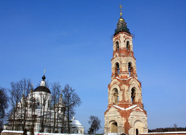 Kirche und Glockenturm des St. Nikolaus-Berljukowski-Klosters — Stockfoto