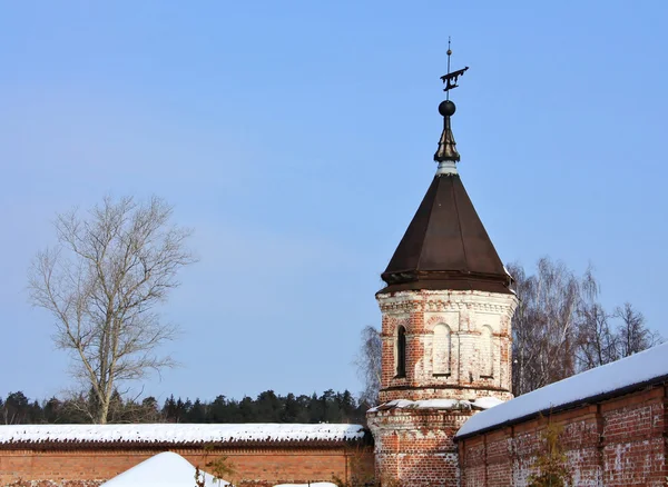 圣尼古拉斯 berlyukovsky 修道院的墙壁塔 — 图库照片