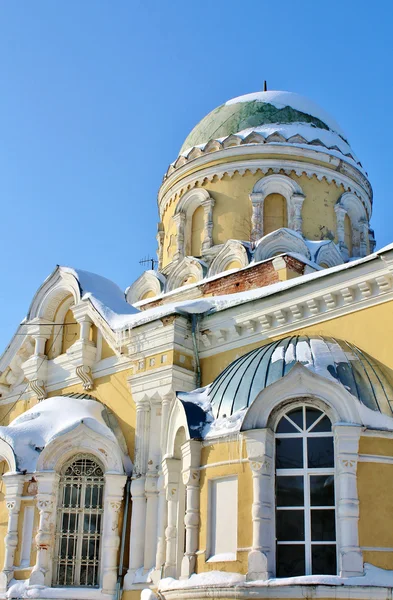 Église orthodoxe en hiver — Photo