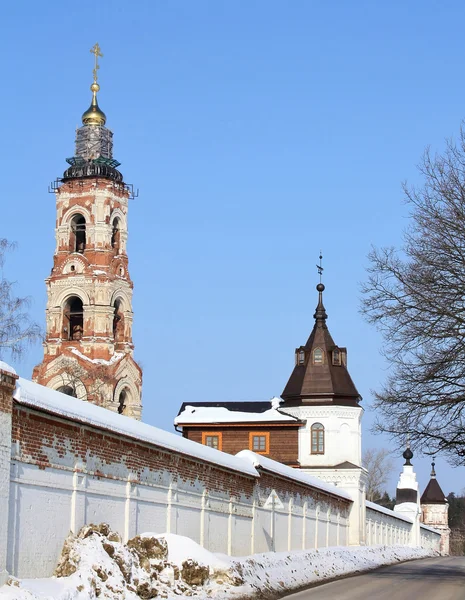 Harangláb és a fal tower of St. Nicholas Berlyukovsky kolostor — Stock Fotó