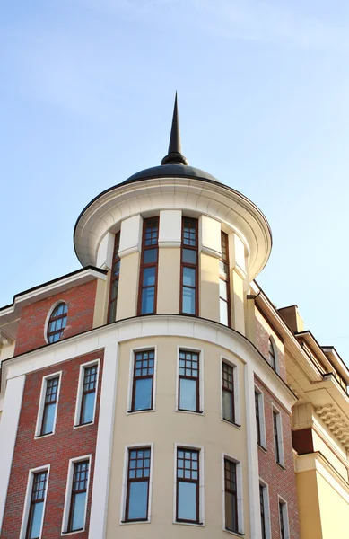 Barna épület kupolája — Stock Fotó