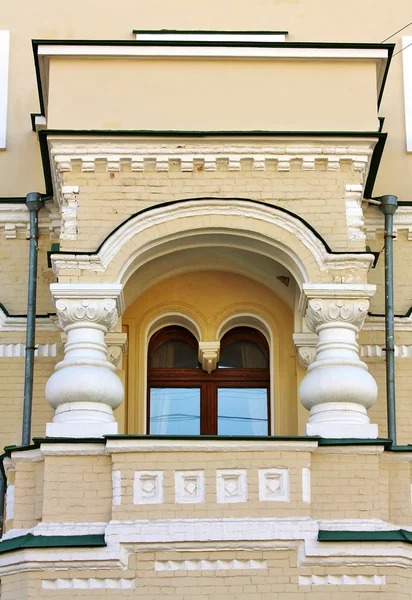 Fasaden av byggnaden med balkong — Stockfoto