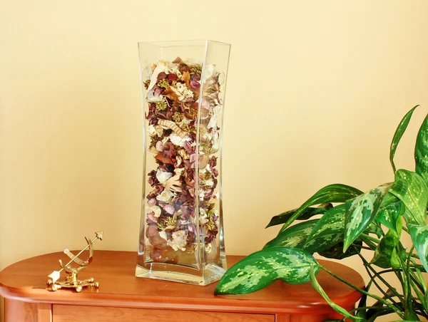 Vase en verre rempli de pétales de fleurs — Photo