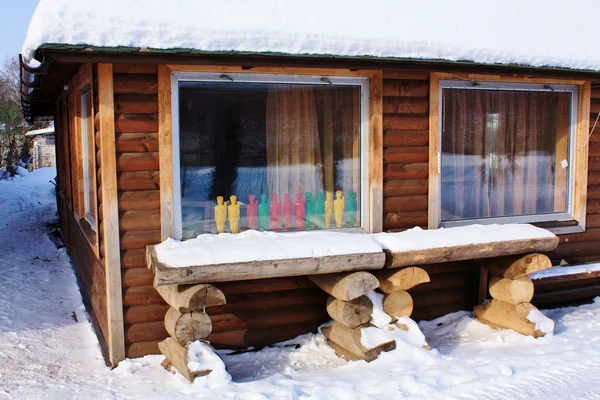 Деревянный дом в снегу — стоковое фото