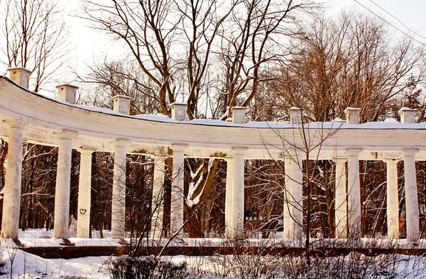 Colonnade van het oude herenhuis — Stockfoto