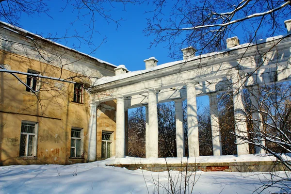 La columnata de la vieja mansión —  Fotos de Stock