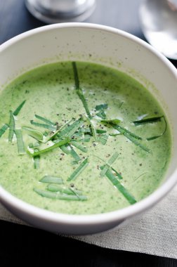 una taza de sopa de ajo silvestre con ajo silvestre fresco