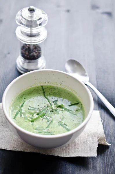 Uma xícara de sopa de alho selvagem com alho selvagem fresco — Fotografia de Stock