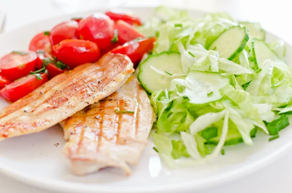 Filé de frango com salada fresca — Fotografia de Stock