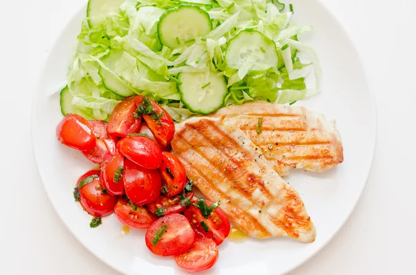 Kipfilet met verse salade — Stockfoto