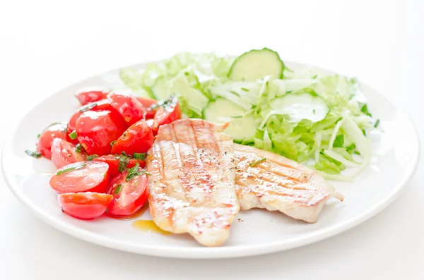 Chicken fillet with fresh salad — Stock Photo, Image
