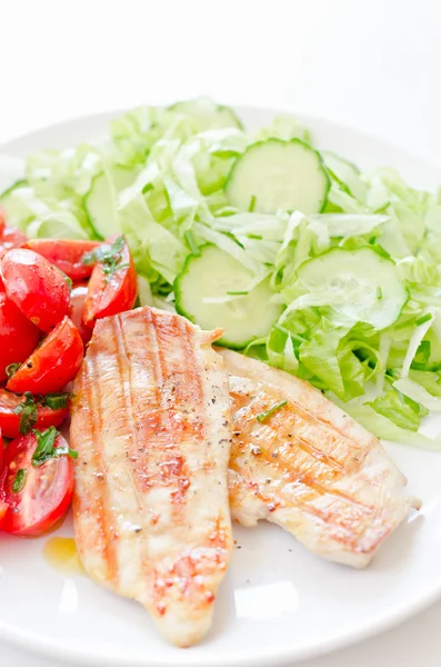 Filé de frango com salada fresca — Fotografia de Stock