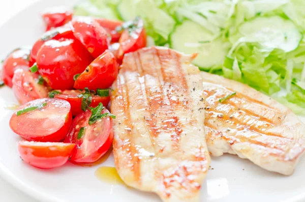 Chicken fillet with fresh salad — Stock Photo, Image