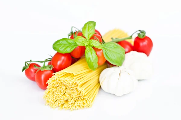 Pâtes alimentaires, tomates, basilic — Photo