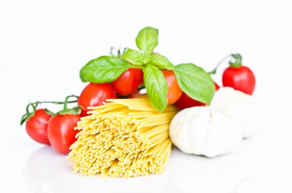 Pastas, tomates, albahaca — Foto de Stock
