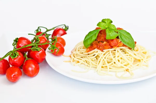 Makarna, domates, fesleğen — Stok fotoğraf