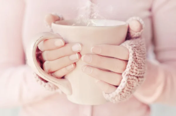 Mains de femme tenant une tasse — Photo