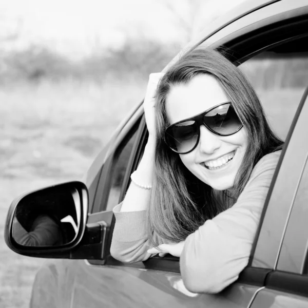 Lachende vrouwelijke bestuurder — Stockfoto