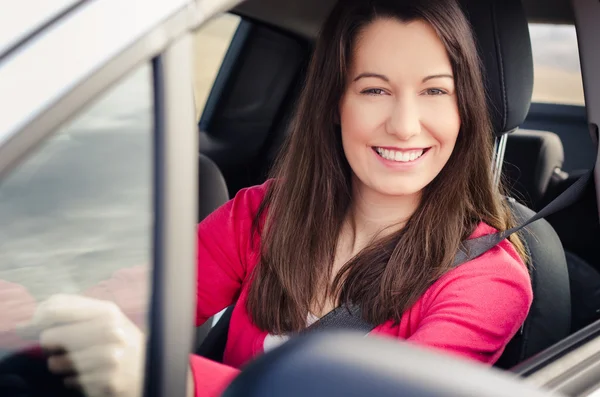 Χαμογελαστή γυναίκα οδηγός — Φωτογραφία Αρχείου