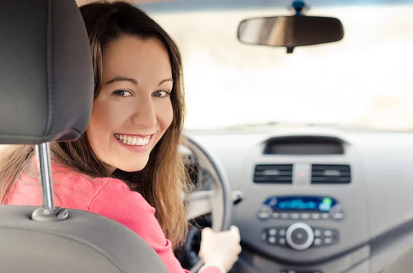 Uśmiechnięta kobieta kierowca — Zdjęcie stockowe