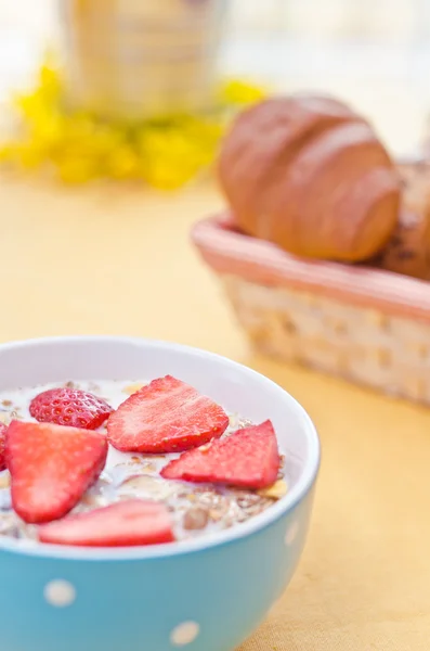 Strawberries with yogurt — Stock Photo, Image