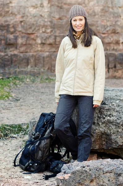 Молодая женщина с рюкзаком — стоковое фото