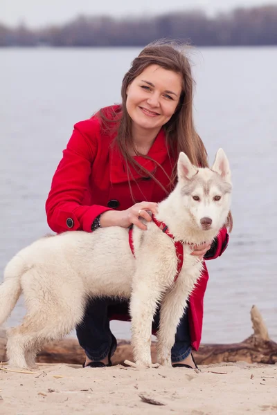 Mädchen mit ihrem Hund — Stockfoto