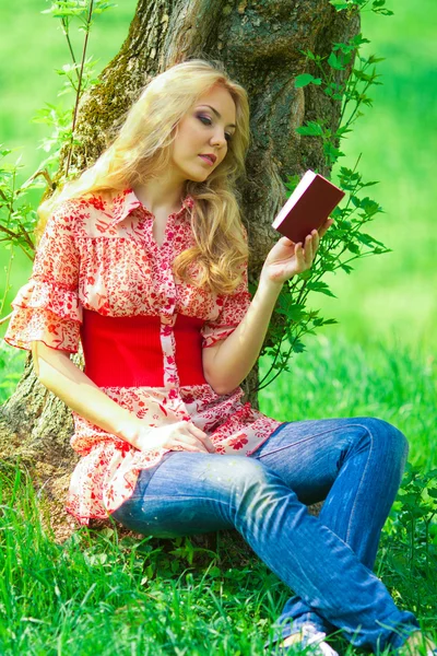 Mujer leyendo —  Fotos de Stock