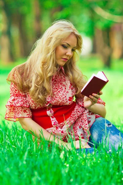 Женщина читает — стоковое фото