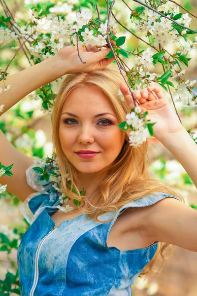 Kvinna under våren — Stockfoto