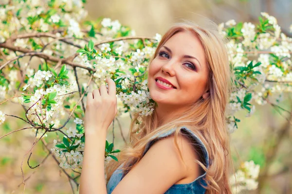 Woman in spring — Stock Photo, Image