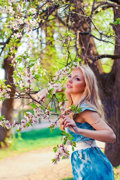 Mulher na primavera — Fotografia de Stock