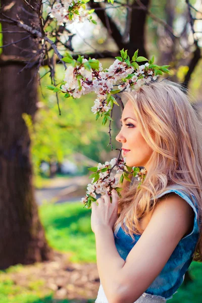 Kvinna under våren — Stockfoto