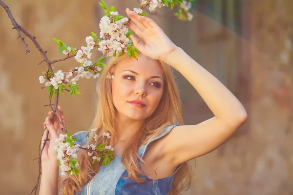 Mujer en primavera —  Fotos de Stock