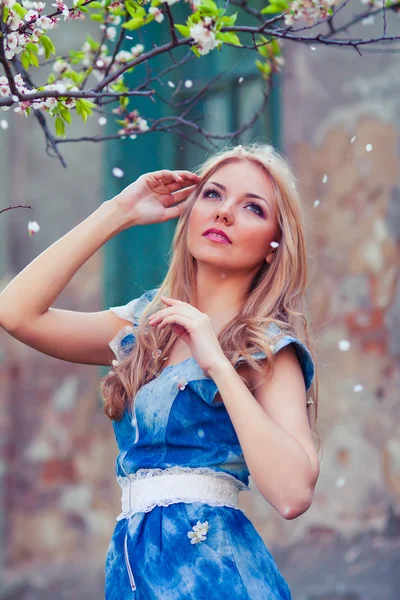 Woman in spring — Stock Photo, Image