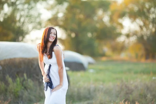 Vrouw in platteland — Stockfoto