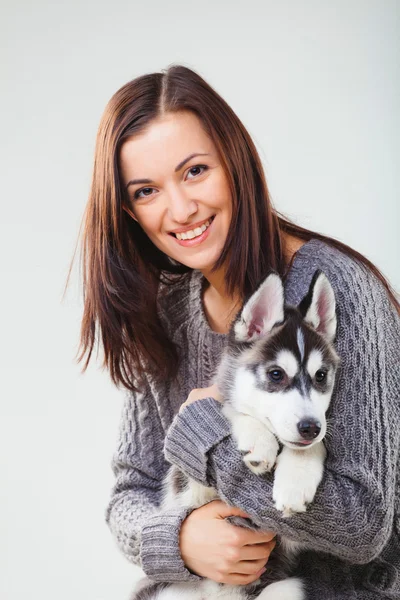 Meisje met puppy — Stockfoto
