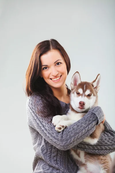 子犬を持つ少女 — ストック写真