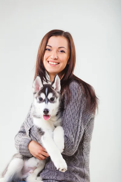 Meisje met puppy — Stockfoto