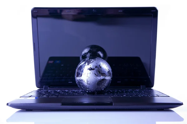 Blå globe och dator tangentbord — Stockfoto