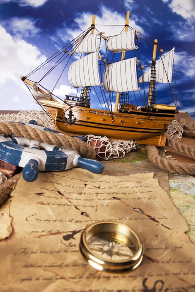 Equipamento de navegação antigo, bússola e outros instrumentos — Fotografia de Stock