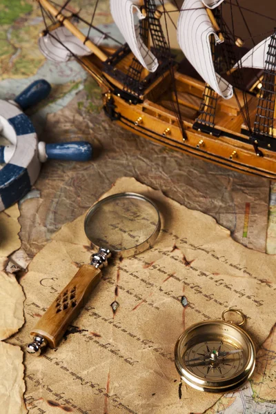 Equipamento de navegação antigo, bússola e outros instrumentos — Fotografia de Stock