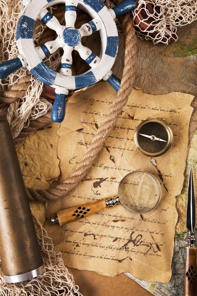 Appareils de navigation anciens, compas et autres instruments — Photo